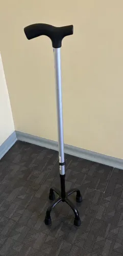 Bengala para idoso com 4 apoios.