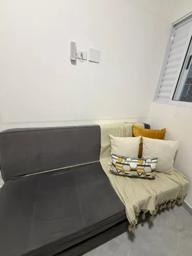 Sofá cama com almofadas