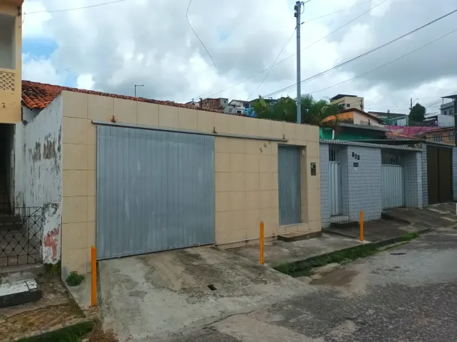 CASA À VENDA NO VASCO DA GAMA, COM TRÊS QUARTOS, COM FINANCIAMENTO DA CAIXA.