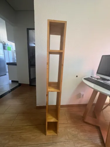 Rack para sala - material pinus- acetinado - pés de madeira