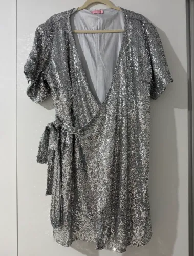Vestido de paetê prata GG Plus Size