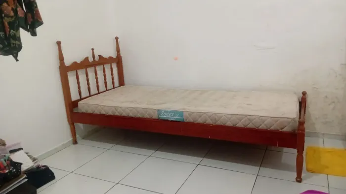 Vende-se cama de madeira reforçada + colchão