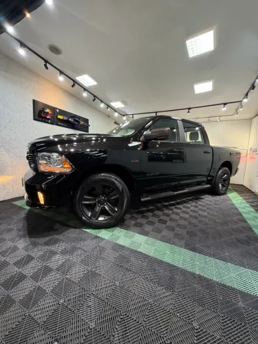 Ram Classic Laramie Night Edition 5.7 V8 16V Gasolina 4X4 Aut. 2022