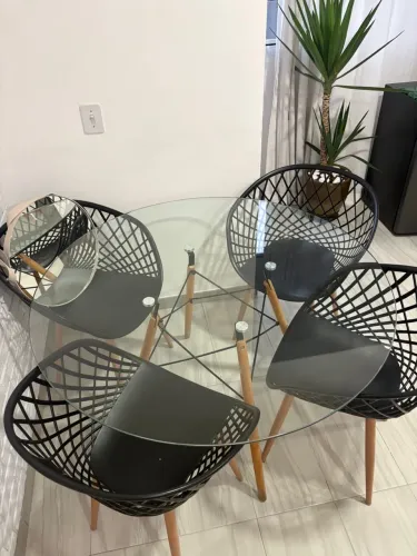 Mesa de vidro com 4 cadeiras