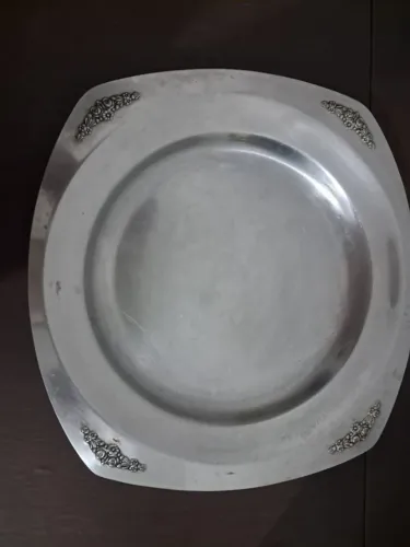 Antigo prato em inox com flores