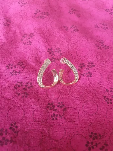Brinco dourado com strass