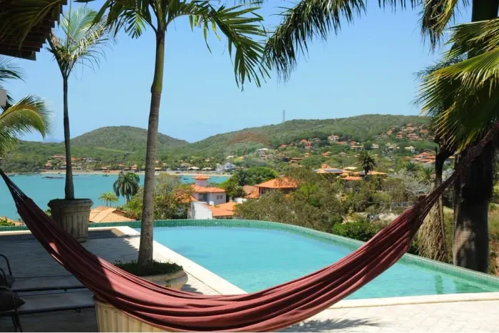 Casa de Alto Padrão à Venda com Vista Privilegiada para a Praia da Ferradura Armação dos