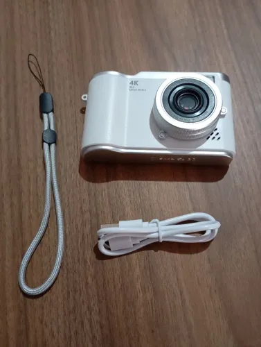 Câmera Digital Portátil 4K 48 MP com zoom 8x e tela de selfie 180° branca.
