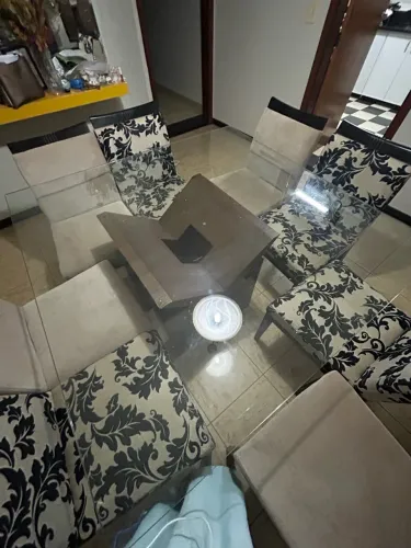 Mesa de vidro e 8 cadeiras