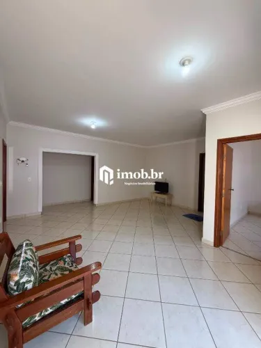 Apartamento com 3 Quartos (2 Suítes) com Elevador Privativo e 2 Galpões para Investimento