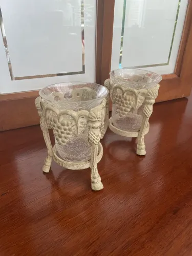 Par de castiçais porta-velas com vidro craquelado e base metálica decorativa com uvas