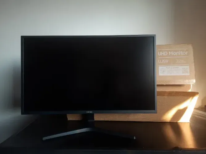 Monitor Samsung UJ59 32 4K UHD Excelente Estado 