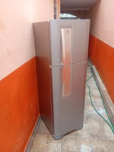 Geladeira 110v Eletrolux Frost Free conservada funcionando perfeitamente entrego