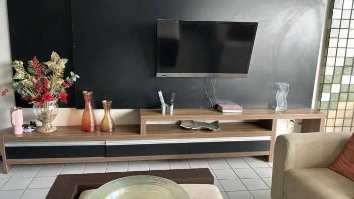 Oportunidade para renovar a sua sala ! Vendo conjunto de Painel Preto+ Rack Amadeirado  
