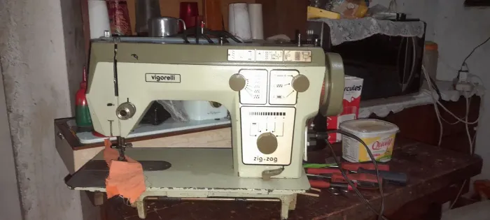 Vendo máquina de costura vigorelli zig-zag