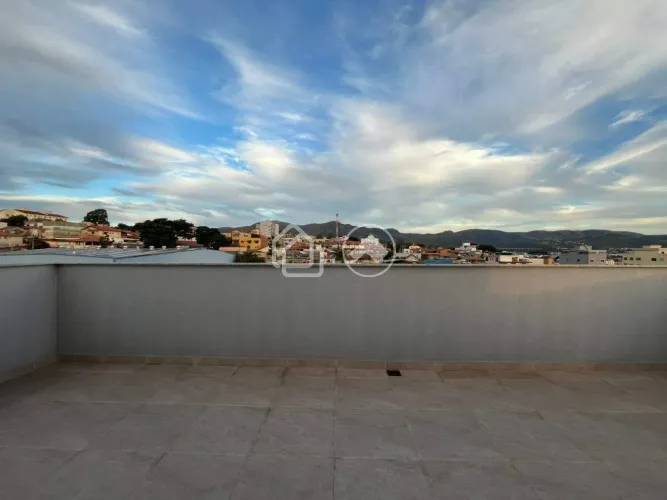 Cobertura à venda no Barreiro (BH) | 3 quartos, 1 suíte, 2 vagas e vista da montanha