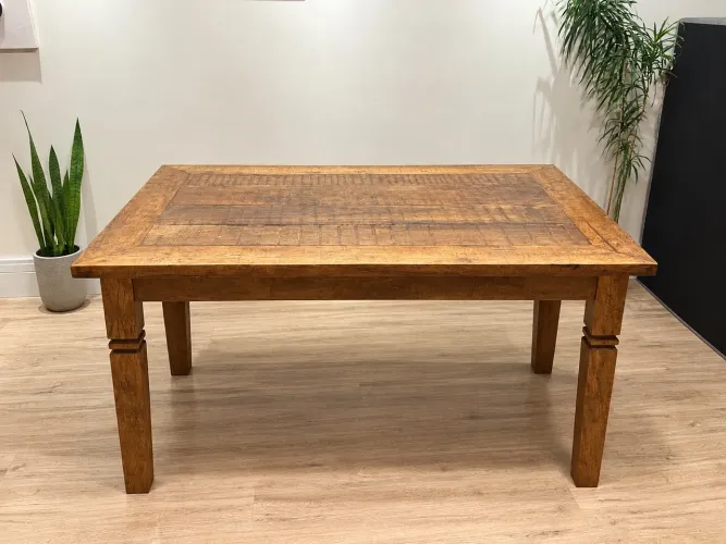 Mesa de jantar 6 lugares em madeira de demolição.