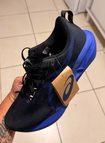 Tênis ASICS Novablast 5 só R$ 499