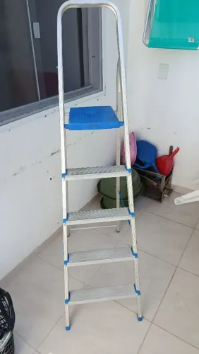 Vendo escada de alumínio de 5 degraus.