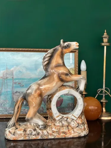 Escultura antiga de porcelana representando um cavalo