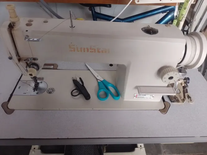 Vendo máquina de costura reta industrial Sun Star bem conservada
