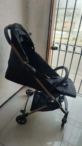 Carrinho de bebe ,Cor preto, 7 meses de uso está novo