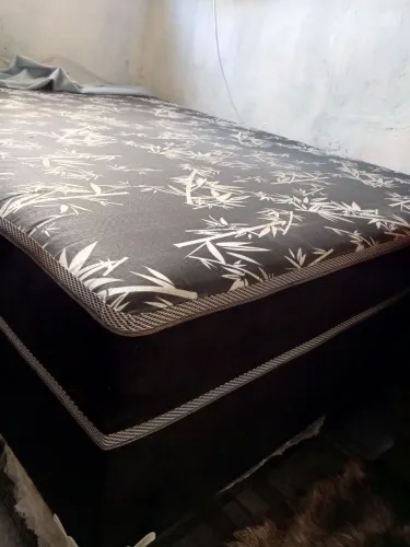CAMA DE CASAL mais um SOFÁ DE TRÊS LUGARES por apenas 500!!!