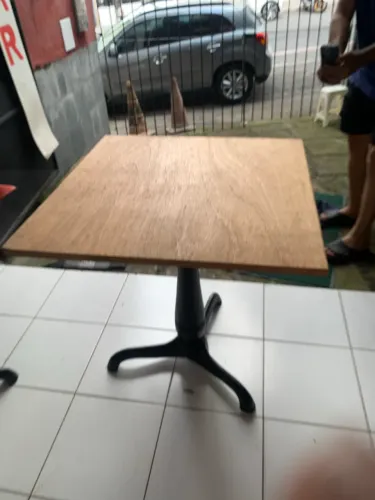 Vendo mesas com pé de ferro e tampo em madeirite mede 70x70 e altura 80 cm