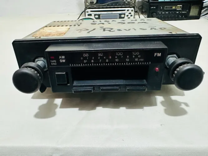 Antigo rádio toca fitas CCE veículo antigo para revisão ou compor painel