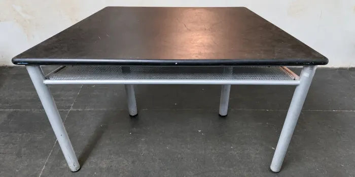 Mesa com tampo preto