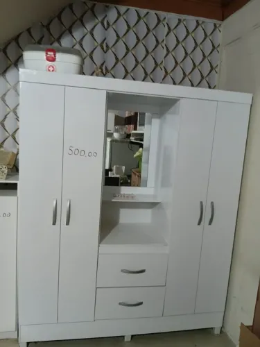 Mesa som 4 cadeiras.