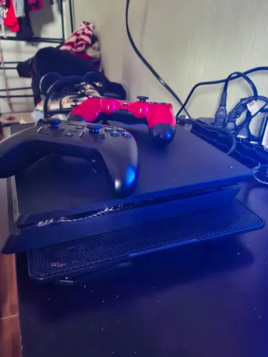 CONSOLE PS4 + 2 CONTROLE 1 ORIGINAL E 1 PERSONALIZADO PARA FPS