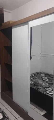 Vende se guarda roupa solteiro com espelho r$700,00
