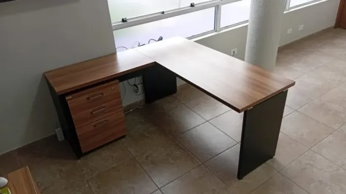 Mesa de Escritório Diretor em L Estilo Industrial - Ampla e Moderna