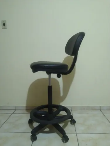 Vendo cadeira de escritório usada , com descanso de pé 