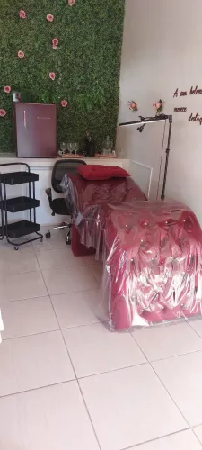 Maca estofada com acabamento em capitonê na cor marsala com botões de cristais
