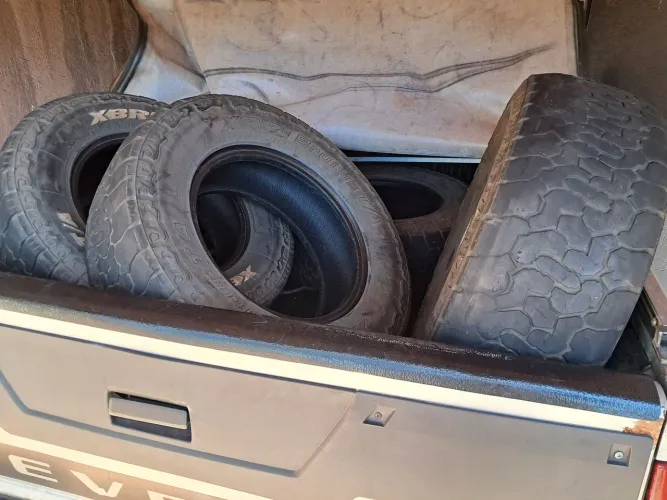 Vende-se 4 pneus pra caminhonete 235/70 /ar 16 em bom é estado de conservação.