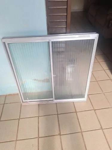 Janela seme nova ,270 reais, retirada no bairro das Indústrias