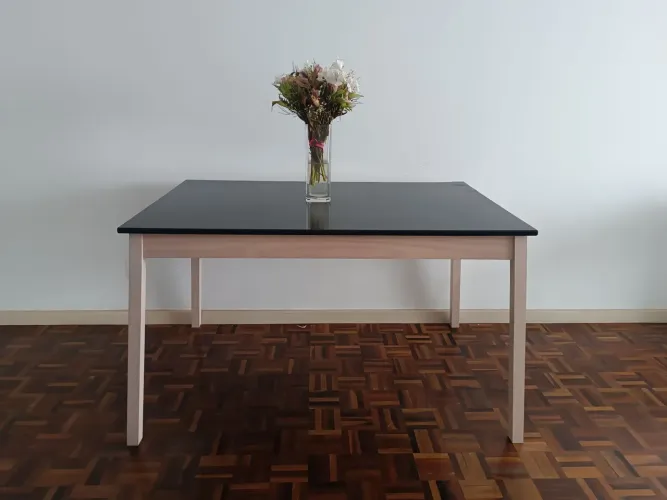Mesa de madeira Tok&Stok preta e amadeirada. Semi Nova.