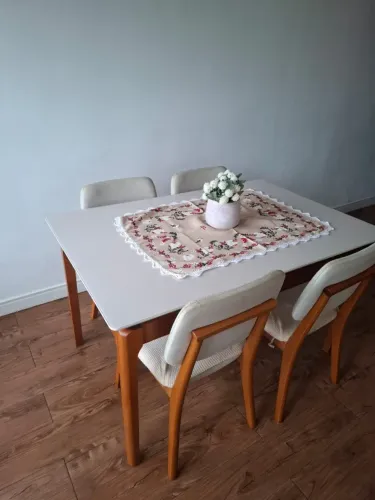 Mesa de Jantar com 4 Cadeiras - Madeira Maciça
