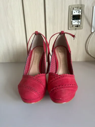 Sapato vermelho de camurça ?Lolita Pimenta?