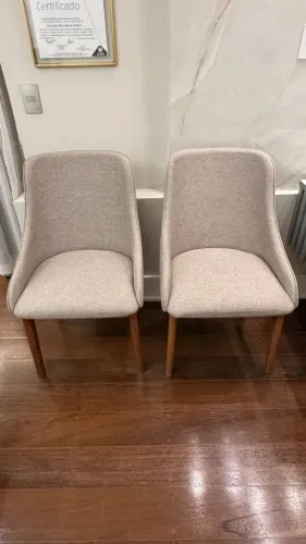 Conjunto 2 Cadeiras em linho bege com pés amadeirados