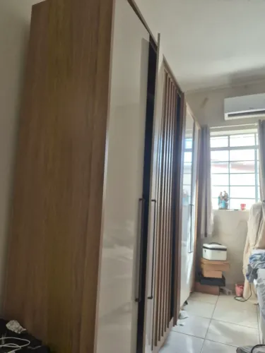 Vendo guarda roupa semi novo sem detalhe