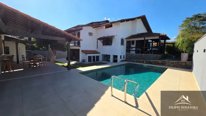 Belíssima residência de alto padrão com 6 quartos, sendo 3 suítes, sauna, área gourmet com