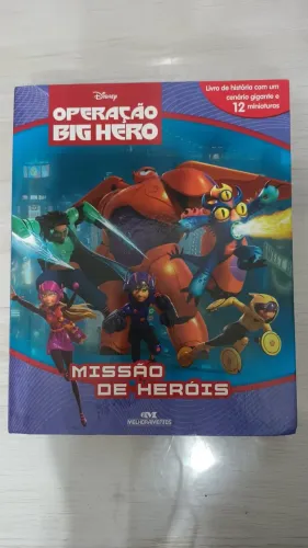 Operação Big Hero - Missão de Heróis - Livro - com cenário e 12 miniaturas