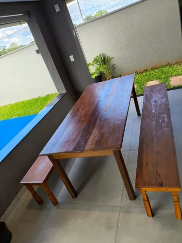 Conjunto de mesa e bancos de madeira maciça