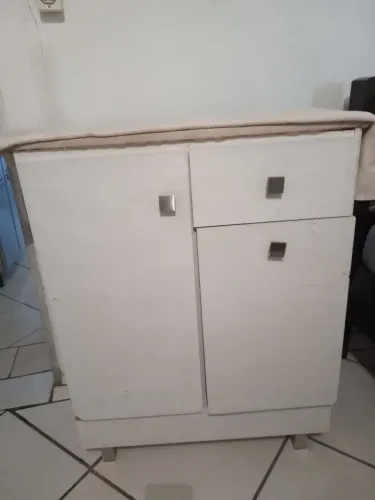 Armário com tábua de passar roupa 