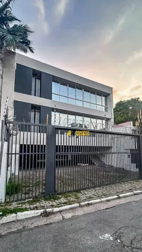 predio na vila São Francisco para alugar 06 salas, 08 banheiros e 300²m