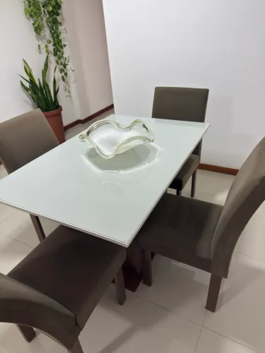 Vende-se mesa com 4 cadeiras!! 1,20m x 0,80m
