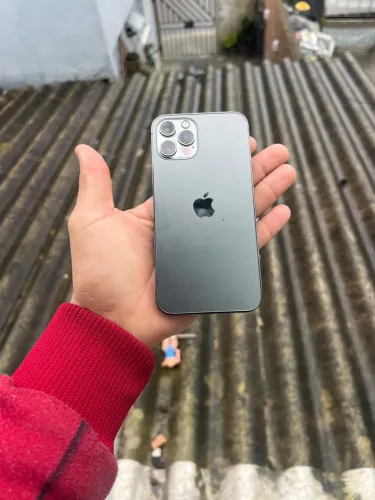 Vende-se iPhone 12 Pro semi novo